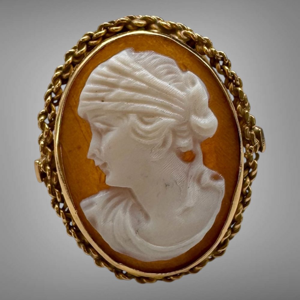 Vintage 18K Yellow Gold 750 Hand Carved Shell Cameo Portrait Statement Ring